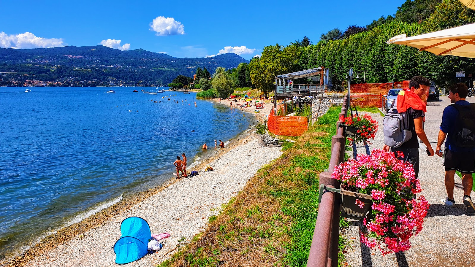 Foto di Spiaggia di Angera con una superficie del sabbia beige e ciottoli