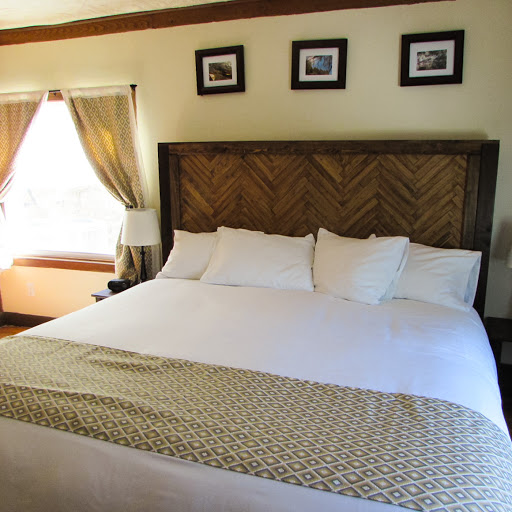 Bed & Breakfast «Red Leaf River Inn», reviews and photos, 146 Chestnut Walk Dr, Waynesville, NC 28786, USA