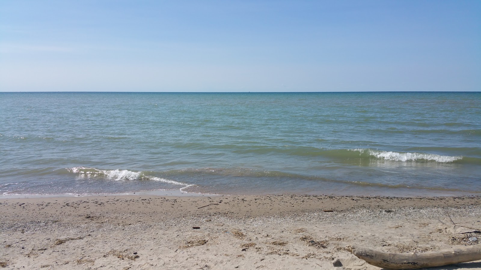 Shades Beach的照片 带有碧绿色纯水表面