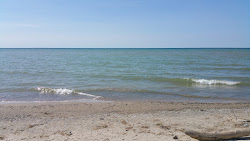Zdjęcie Shades Beach z powierzchnią turkusowa czysta woda