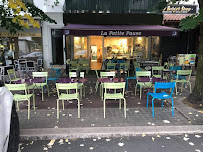 Atmosphère du Restaurant La Petite Pause - Salon de Thé - Tarterie à Cambo-les-Bains - n°2