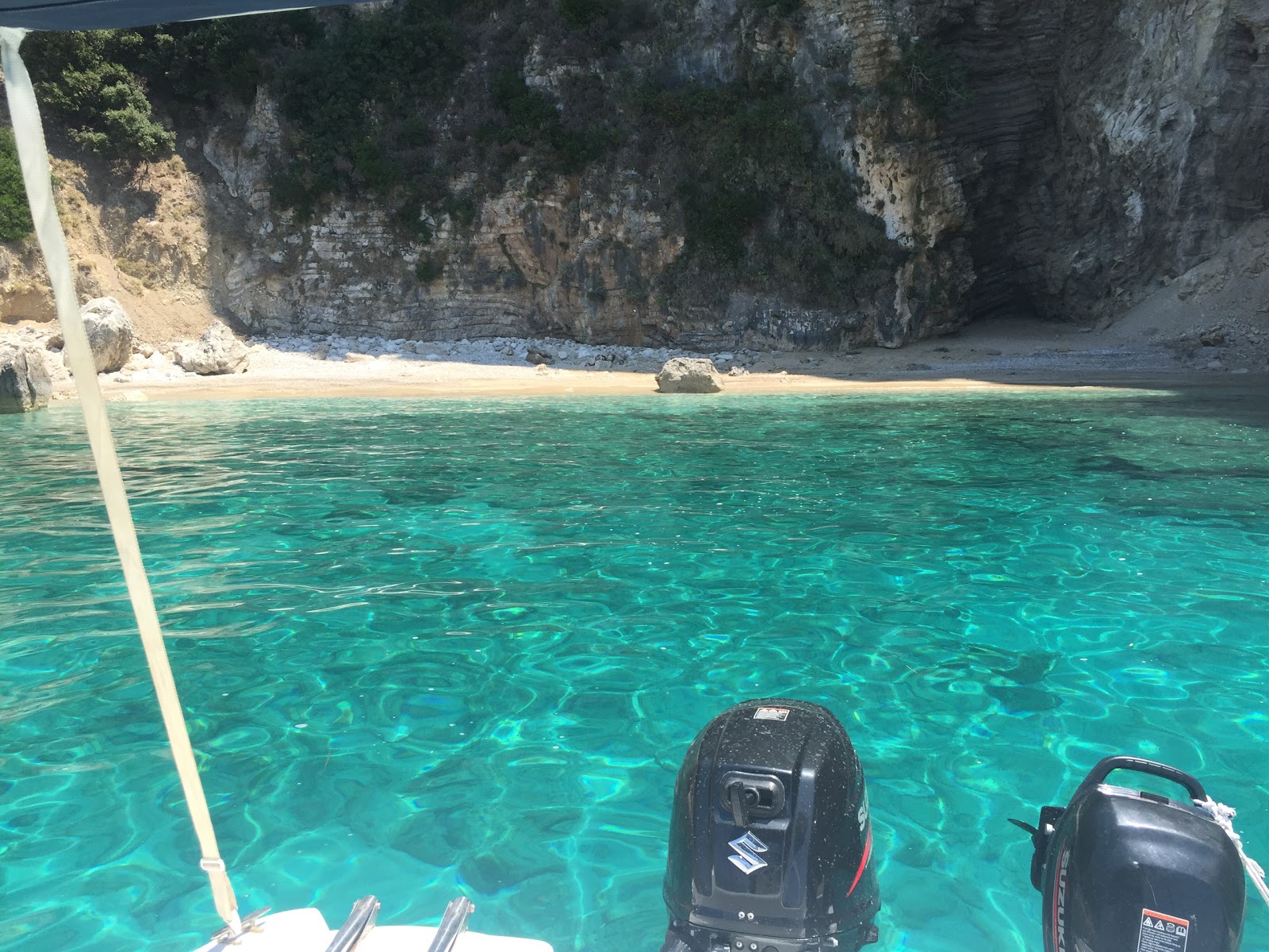 Foto de Krouza beach con agua cristalina superficie