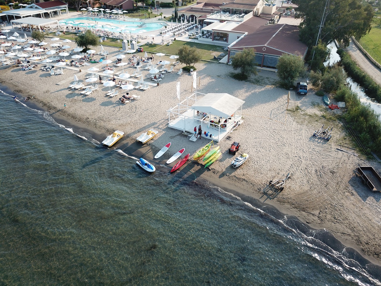 Photo de Plage d'Agios Petros avec l'eau cristalline de surface