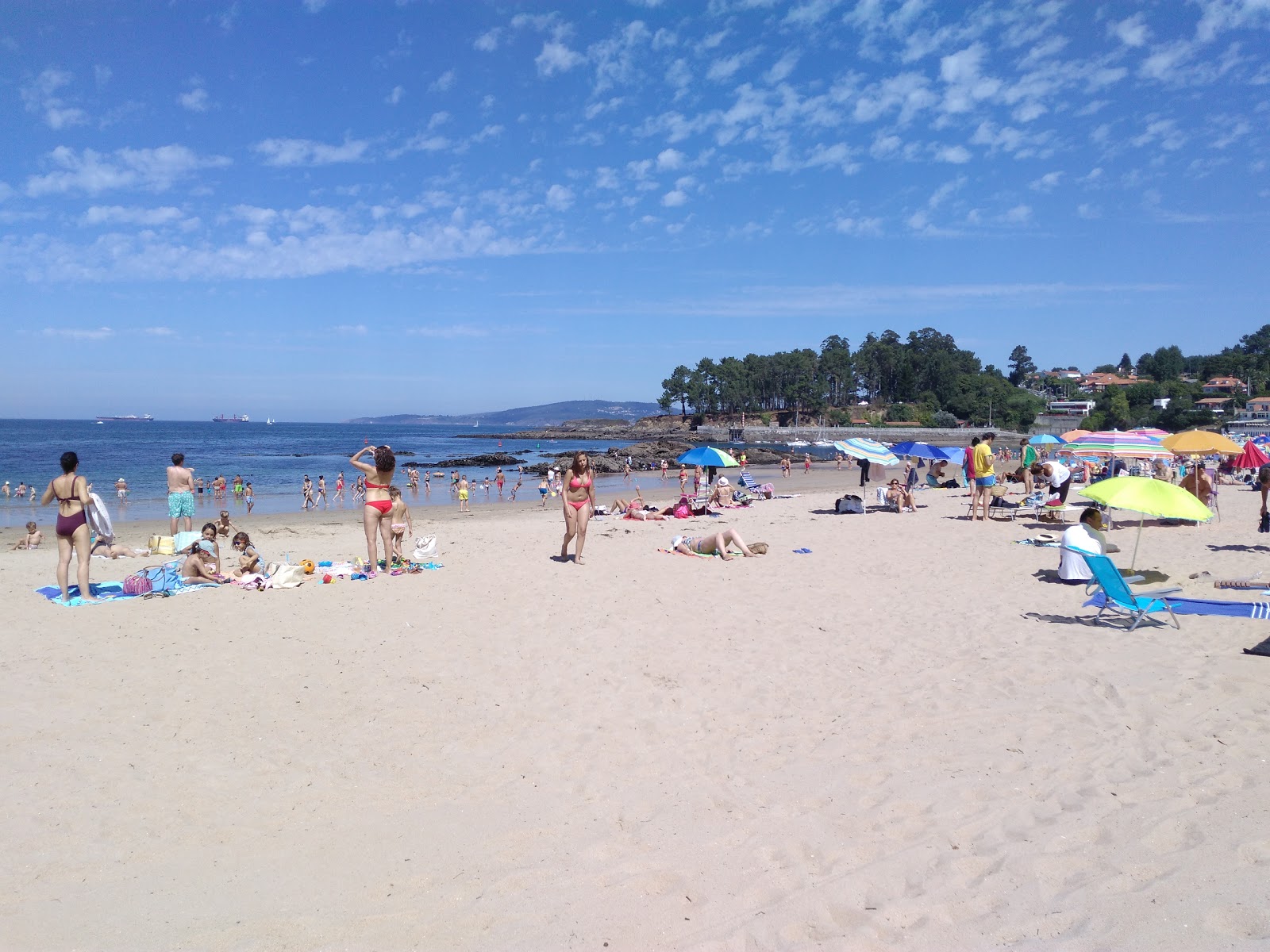 Praia de Perbes'in fotoğrafı - rahatlamayı sevenler arasında popüler bir yer