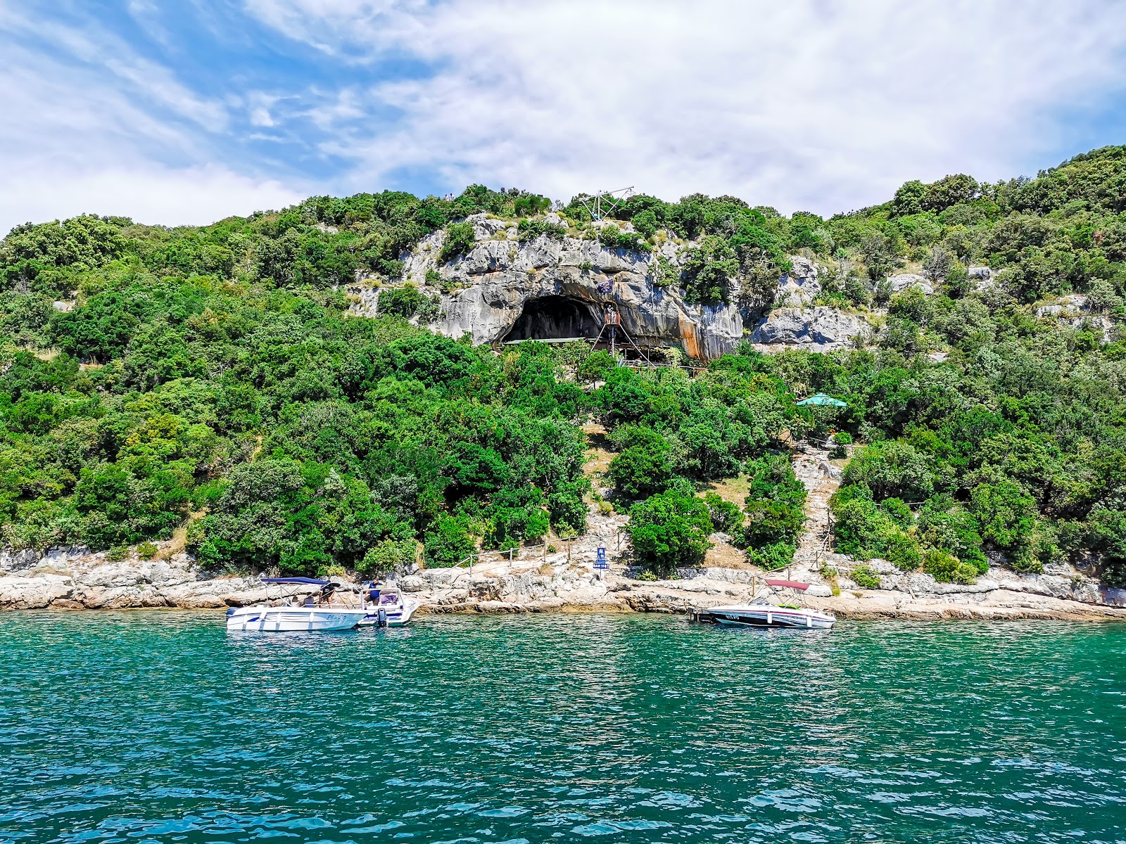 Φωτογραφία του Sotokastel beach με βραχώδες έδαφος επιφάνεια