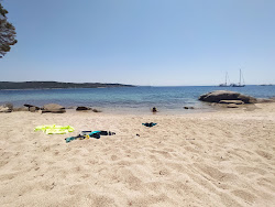 Photo de St. Jean beach protégé par des falaises