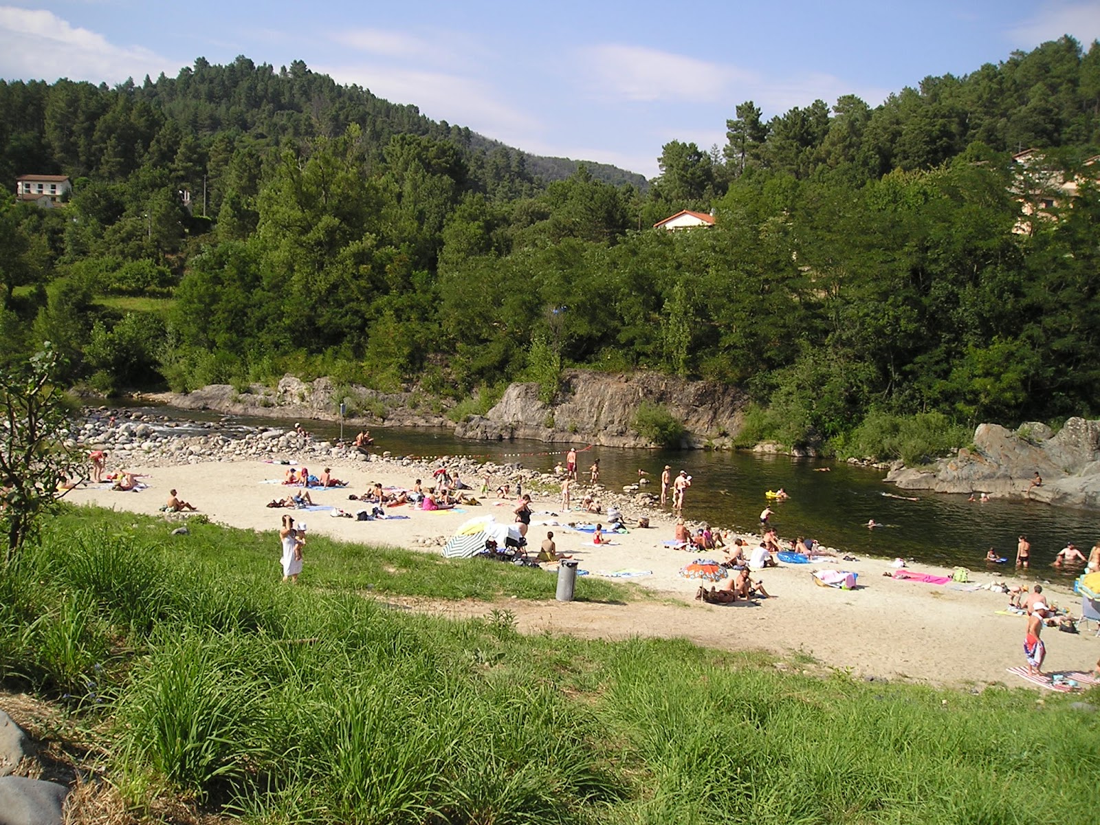 Foto di Plage de Lalevade con una superficie del sabbia beige e rocce