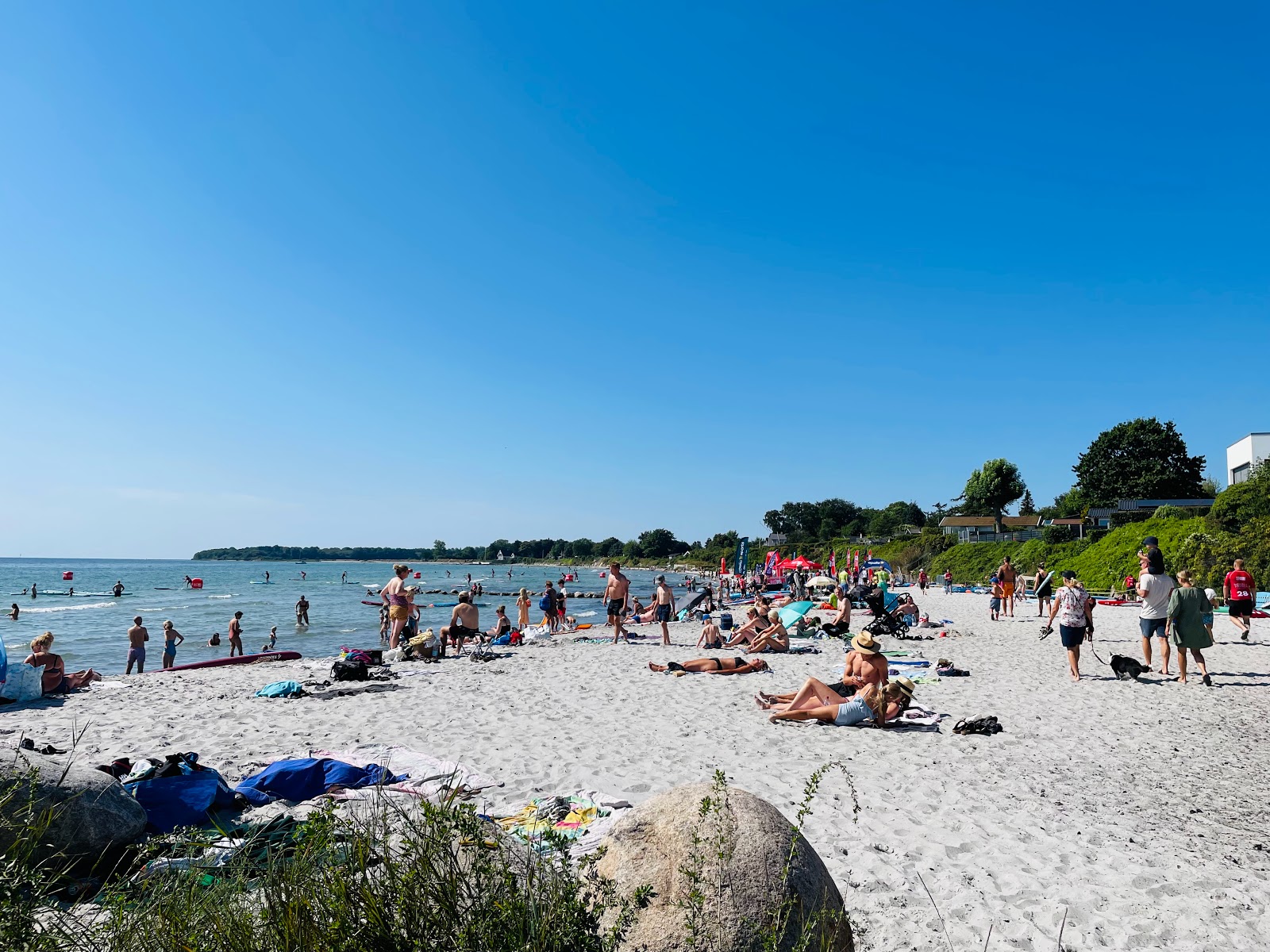 Foto di Rodving Sand Beach con una superficie del sabbia luminosa