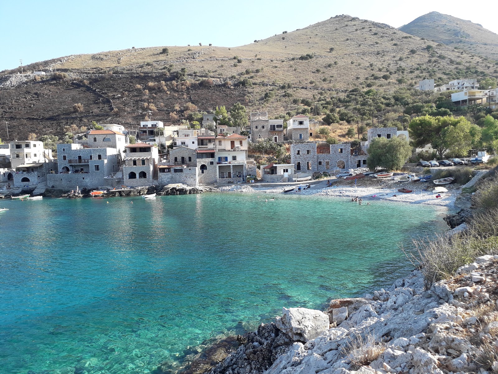 Valokuva Agios Kyprianou beachista. sisältäen pieni lahti