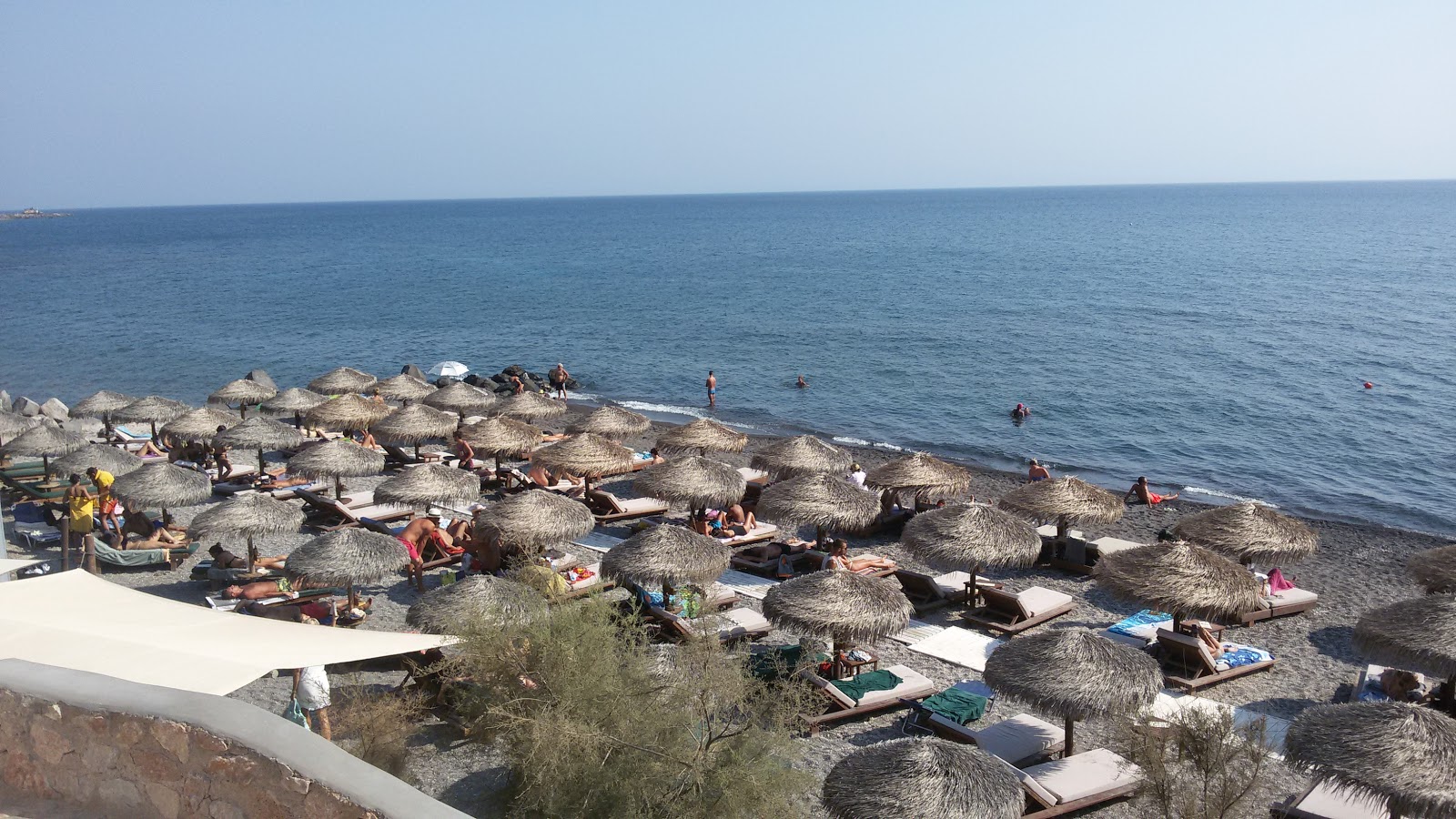 Φωτογραφία του Theros beach περιτριγυρισμένο από βουνά