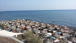 Theros beach'in fotoğrafı dağlarla çevrili