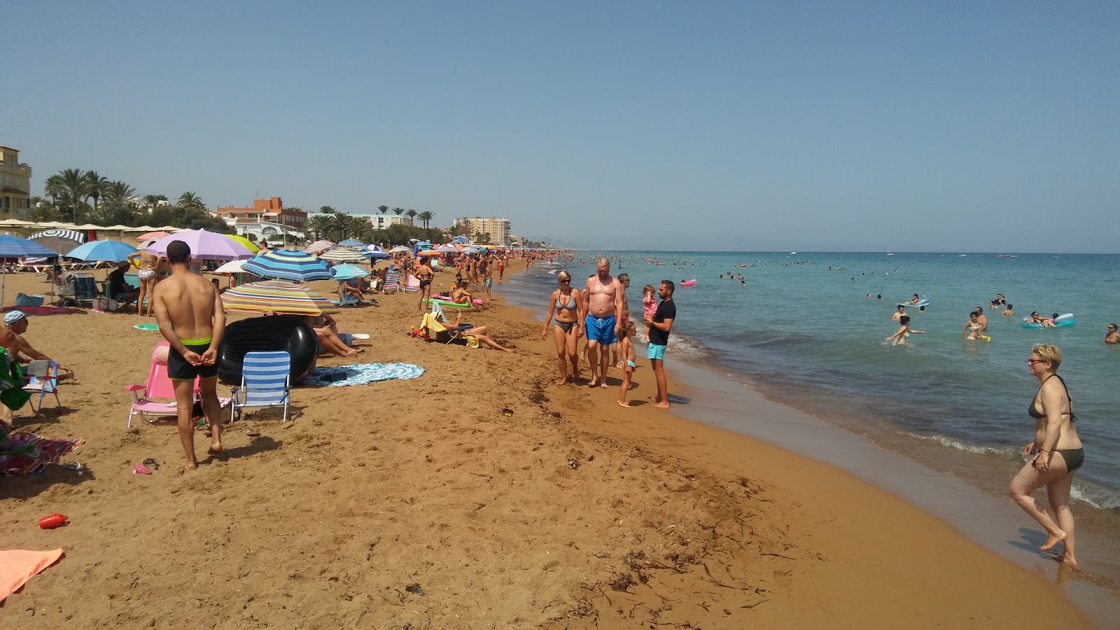 Φωτογραφία του Playa Les Marines και η εγκατάσταση