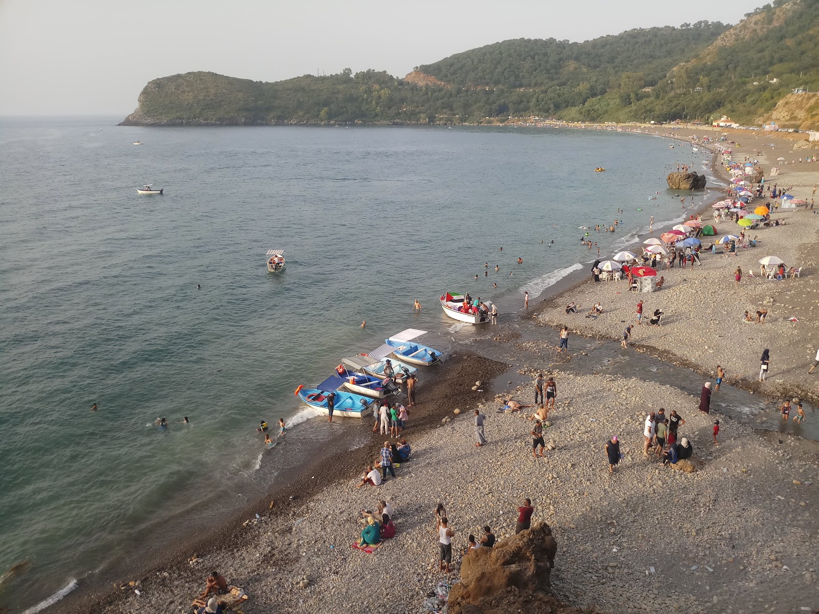 Plage de La Grotte Merveilleuse'in fotoğrafı geniş ile birlikte