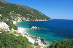 Photo de Plage de Vouti protégé par des falaises
