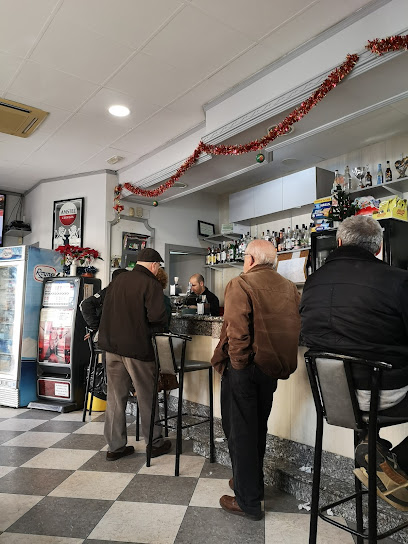 Café Bar El Lago - C. Monfragüe, 10005 Cáceres, Spain