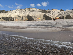 Kata beach'in fotoğrafı dağlarla çevrili
