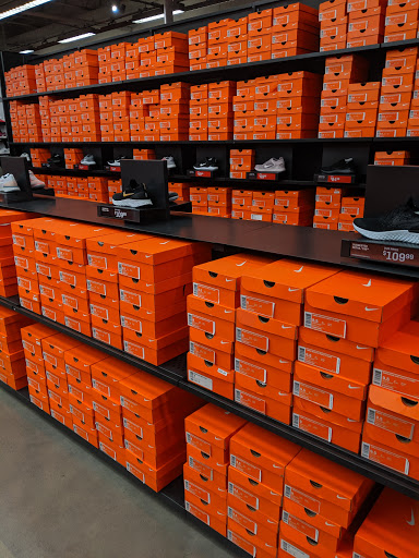 Shopping Mall «Barracks Rd Shopping Center», reviews and photos, 1117 Emmet St N, Charlottesville, VA 22903, USA