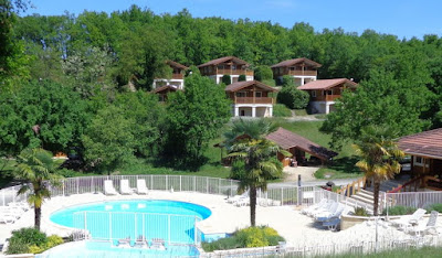Chalets du Soleil: location chalets sur Village de vacances familial & calme avec piscine à Mauroux