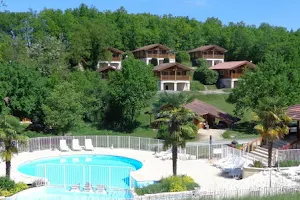 Chalets du Soleil: Village de vacances location chalet familial Logement avec piscine calme spacieux confortable Vakantiepark Lot kleinschalig rustig image