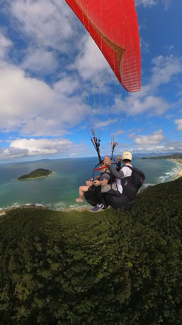 Voo duplo de parapente (@voaserra)