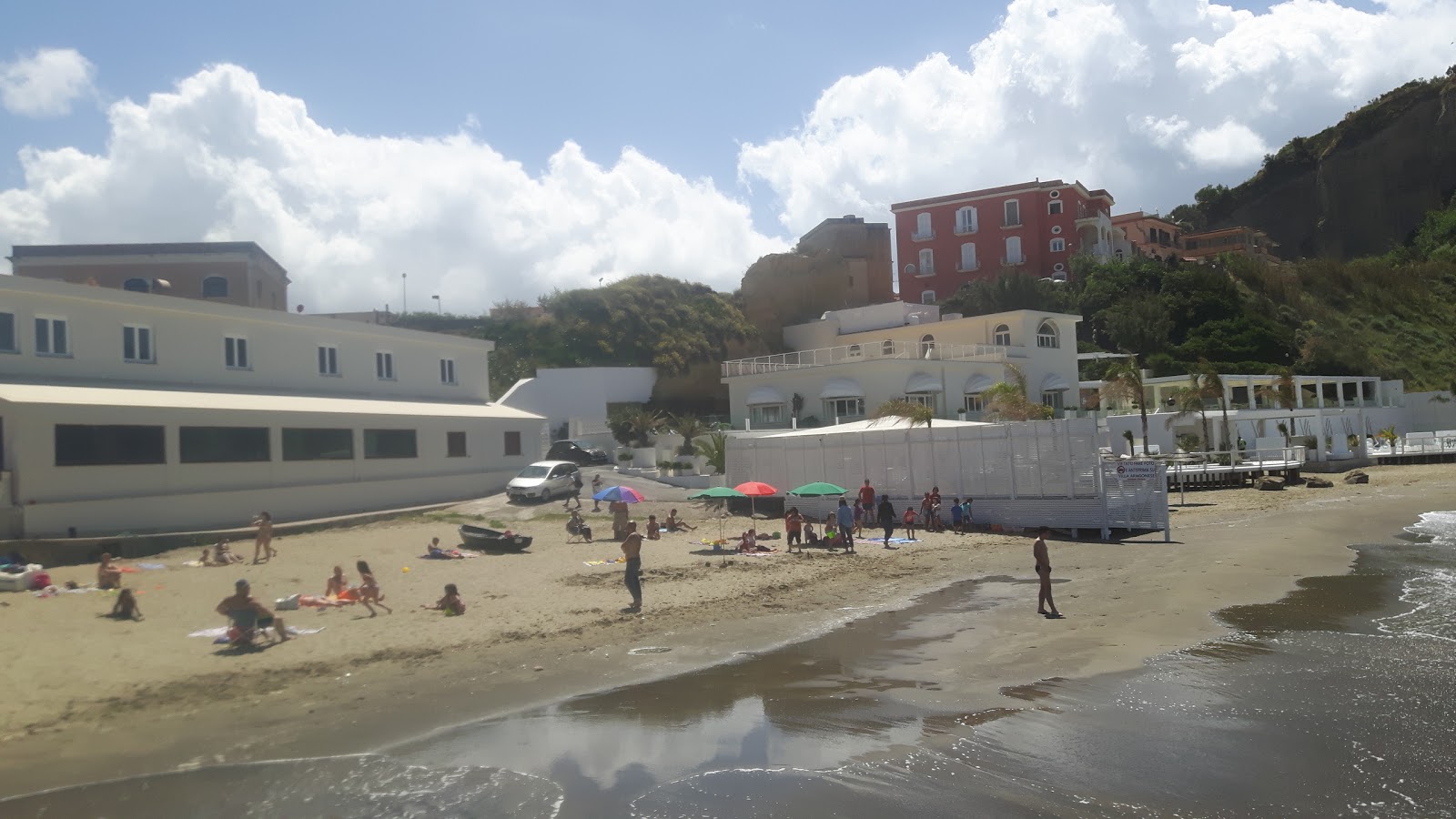 Torregaveta beach'in fotoğrafı dağlarla çevrili