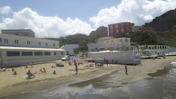 Torregaveta beach'in fotoğrafı dağlarla çevrili