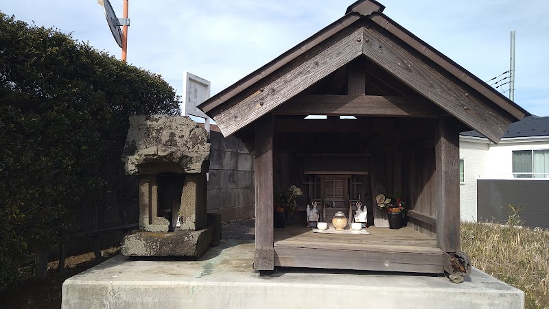 お稲荷さんと石祠