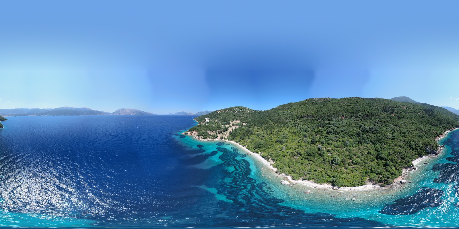 Foto av Paliouras beach omgiven av klippor