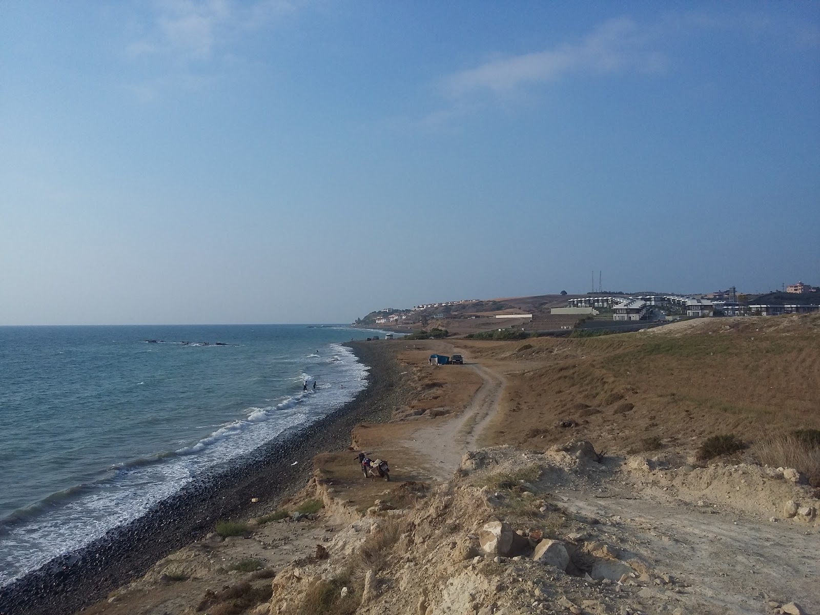 Valokuva Deniz beachista. pinnalla harmaa kivi:n kanssa