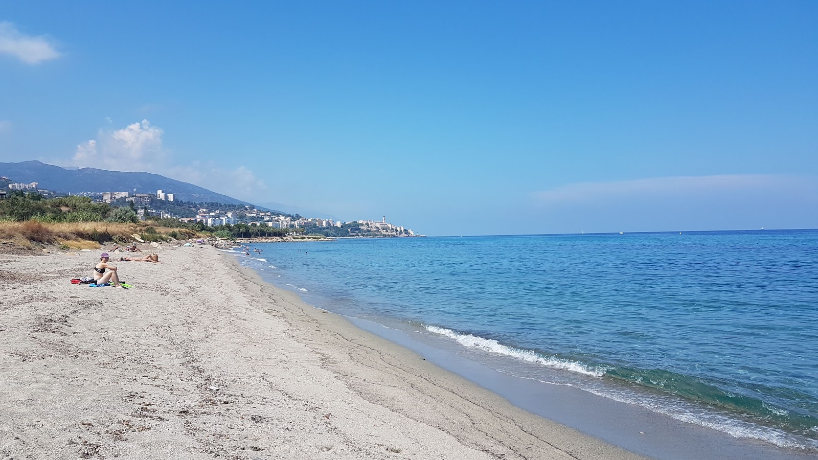 Fotografie cu Plage de l'Arinella cu o suprafață de nisip strălucitor