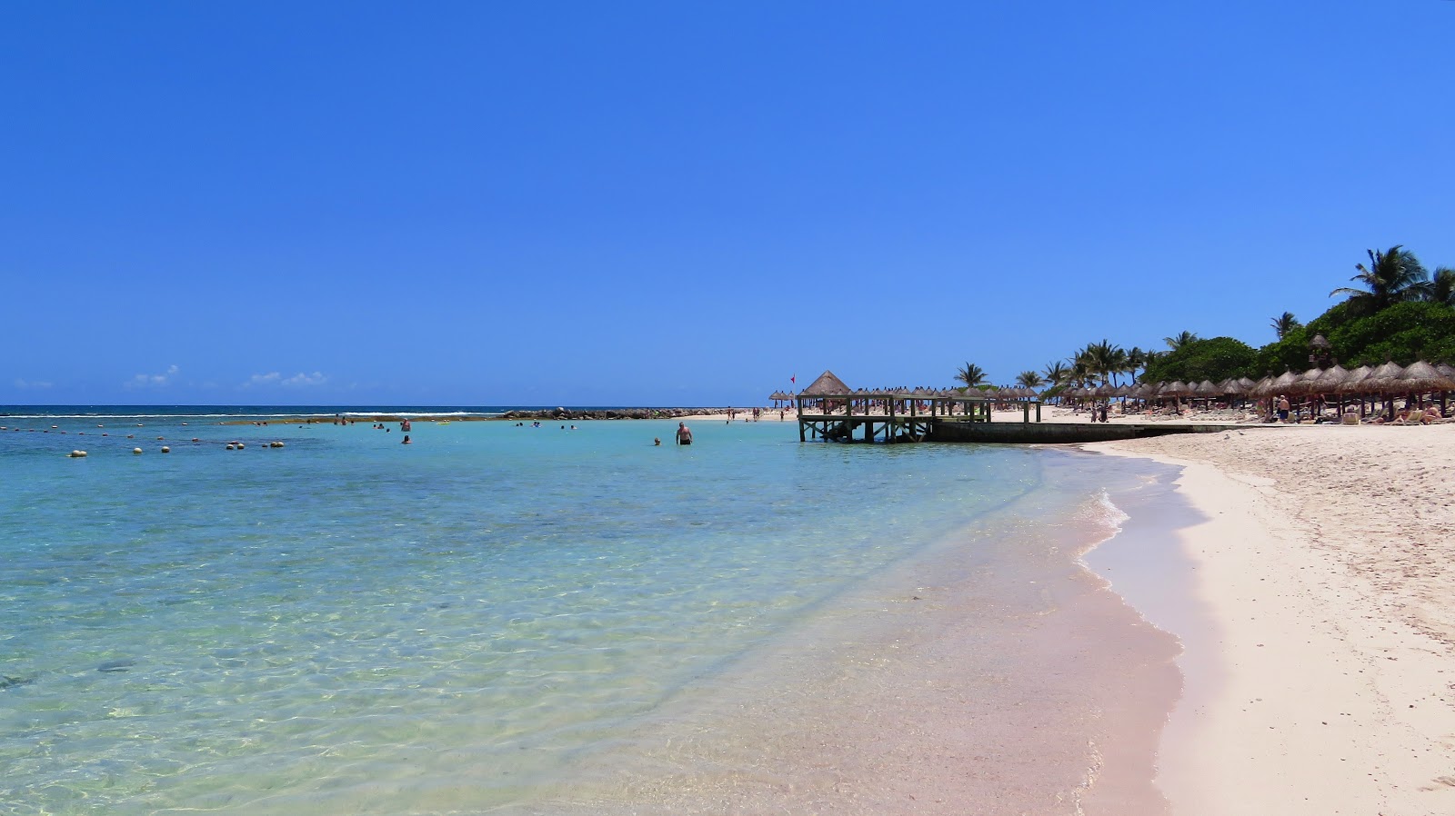 Foto de Playa Aventuras con arena beige superficie