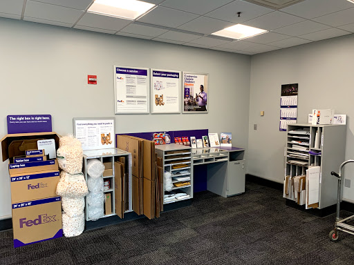 Shipping and Mailing Service «FedEx Ship Center», reviews and photos, 2825 Cargo Rd, Minneapolis, MN 55450, USA