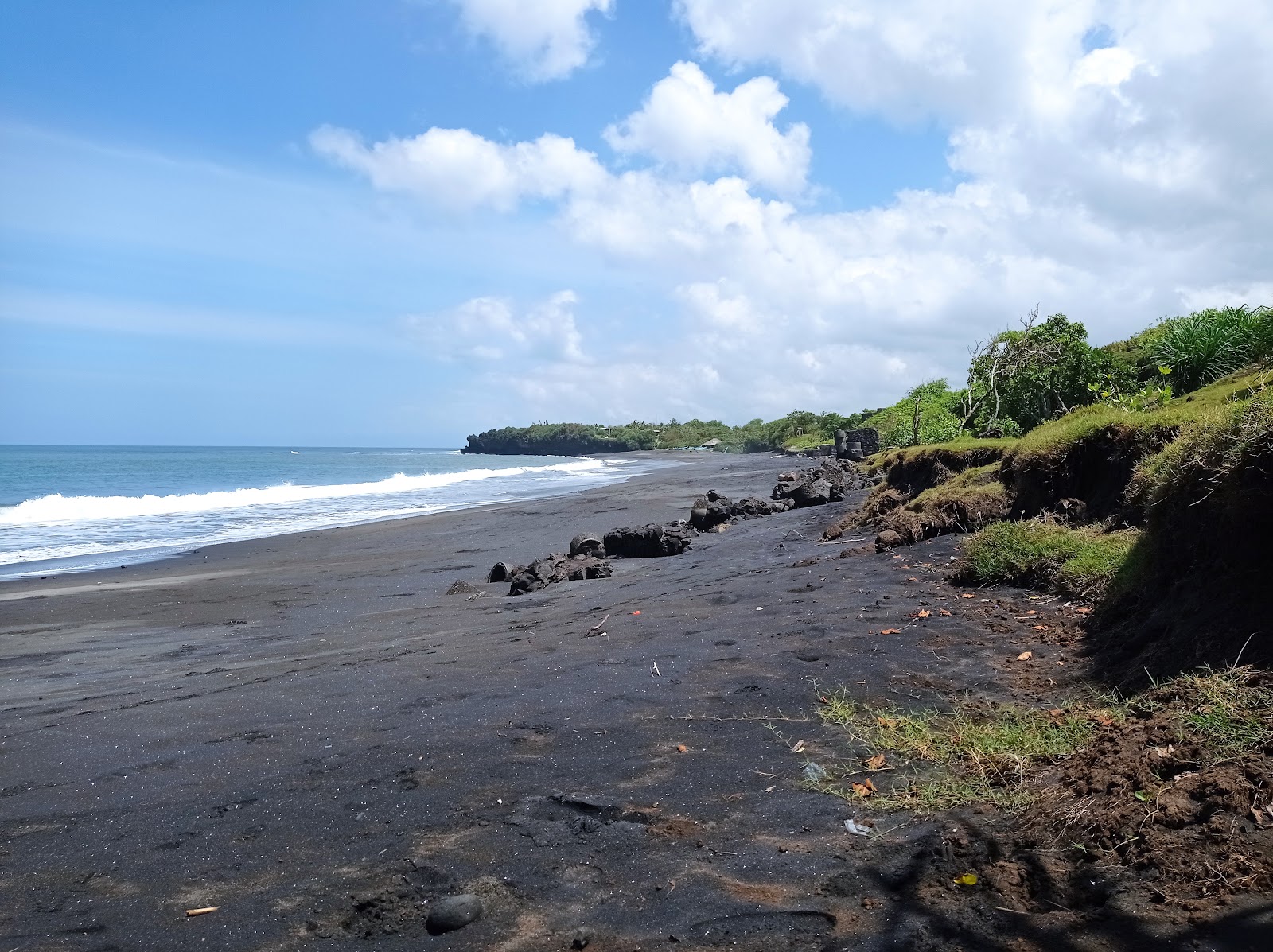 Foto di Nyanyi Beach con una superficie del acqua turchese