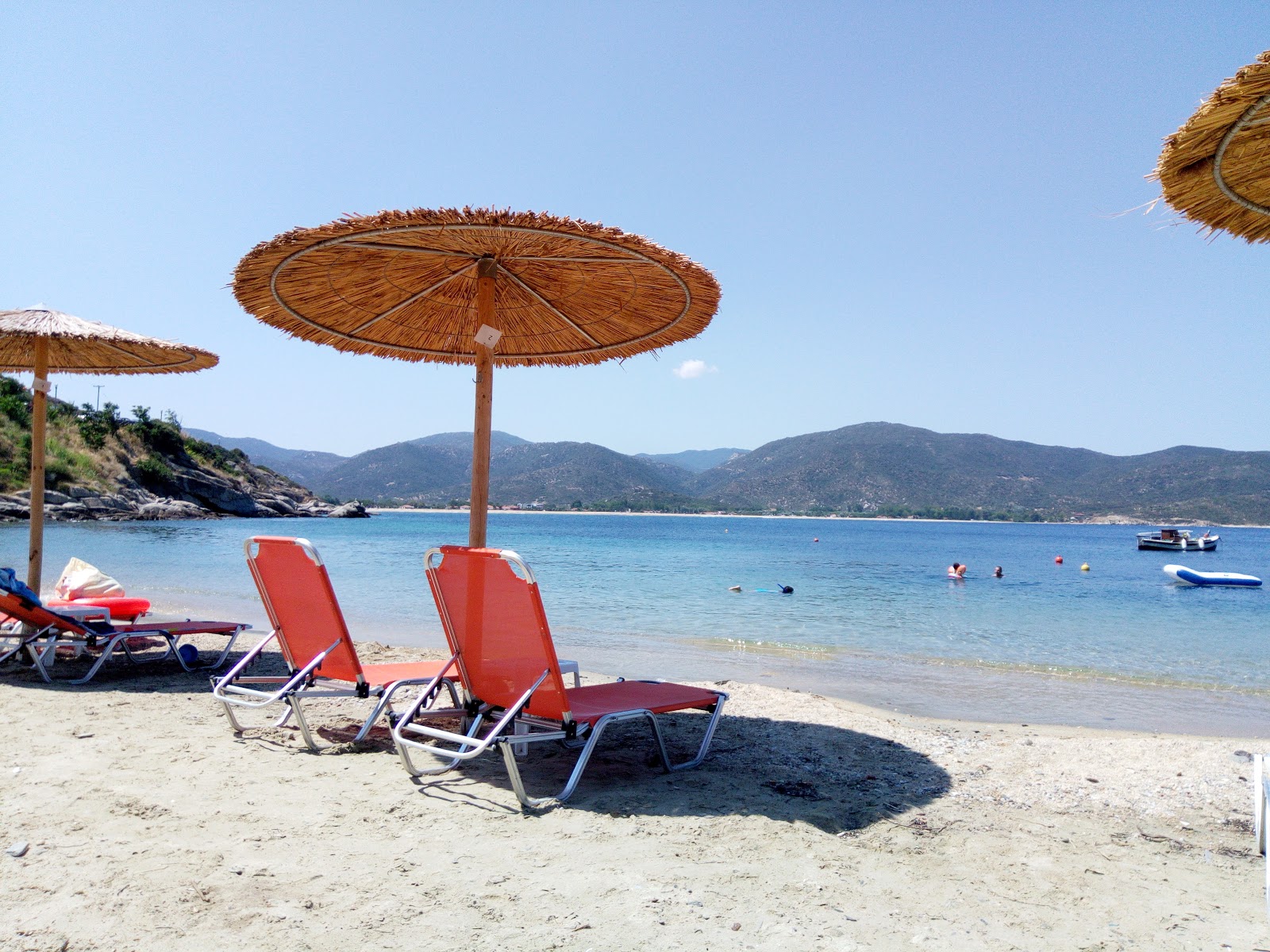 Φωτογραφία του Linaraki Beach και η εγκατάσταση