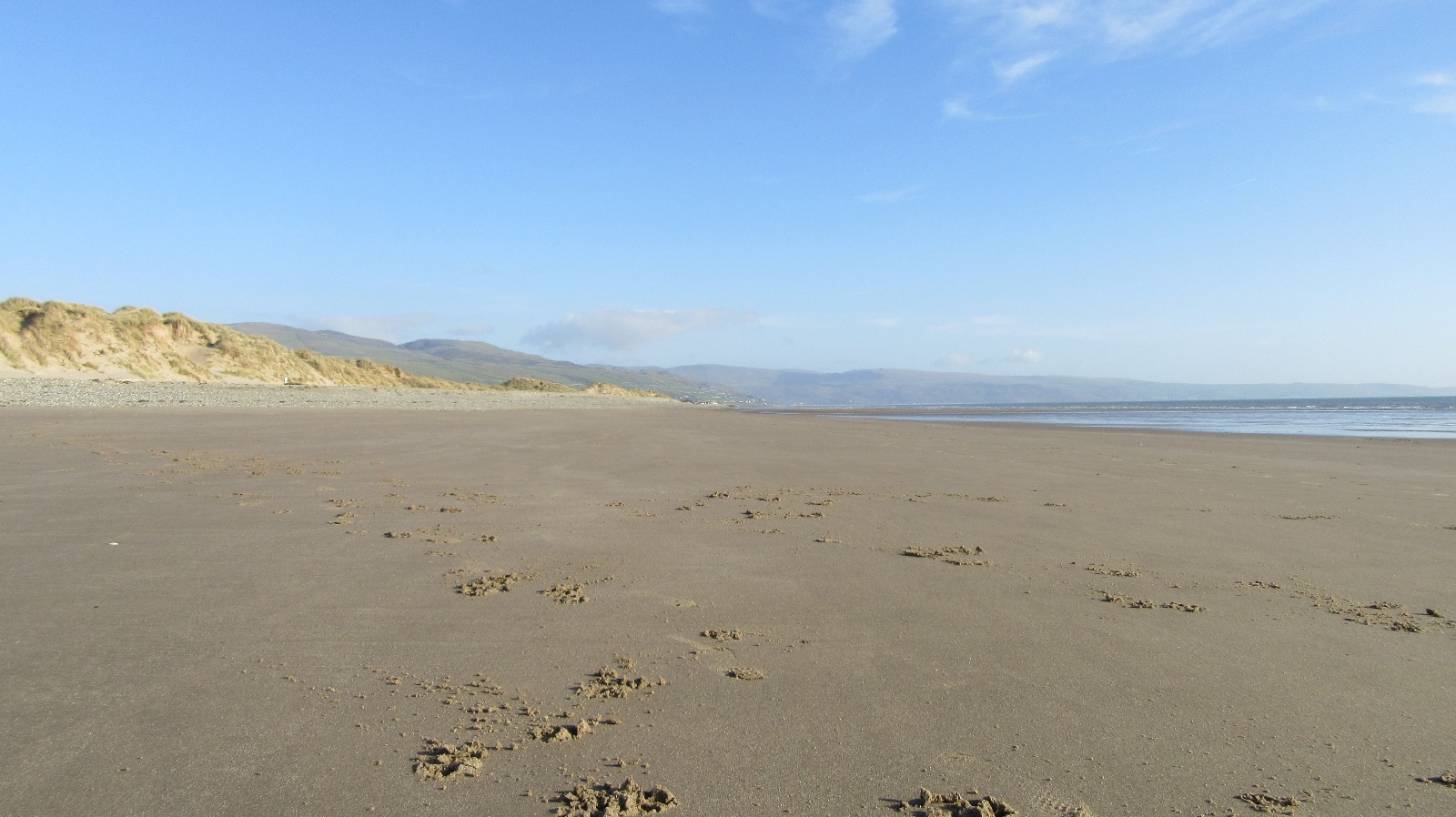 Foto van Morfa Dyffryn beach met turquoise puur water oppervlakte