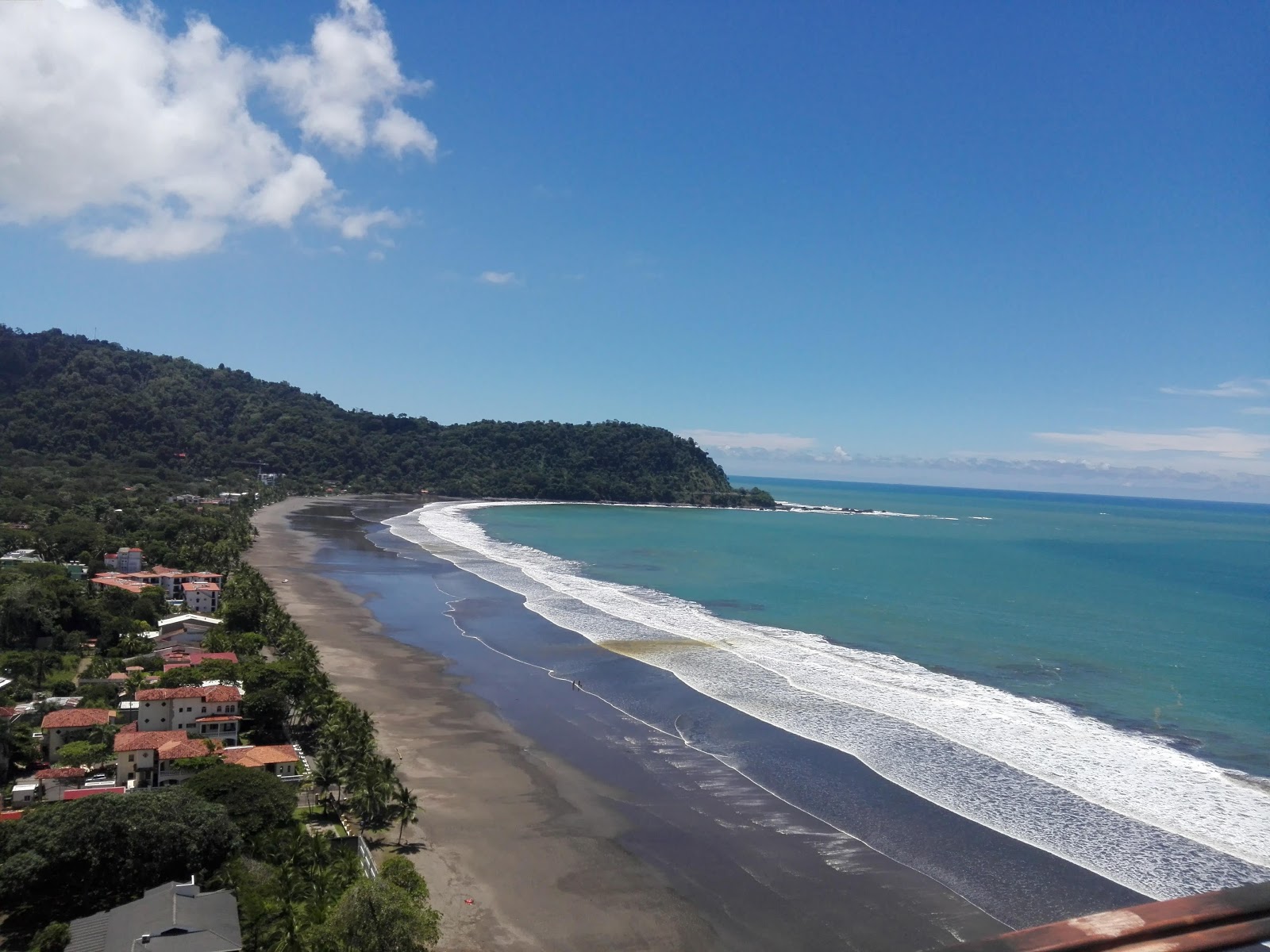 Foto de Playa Jacó respaldado por acantilados