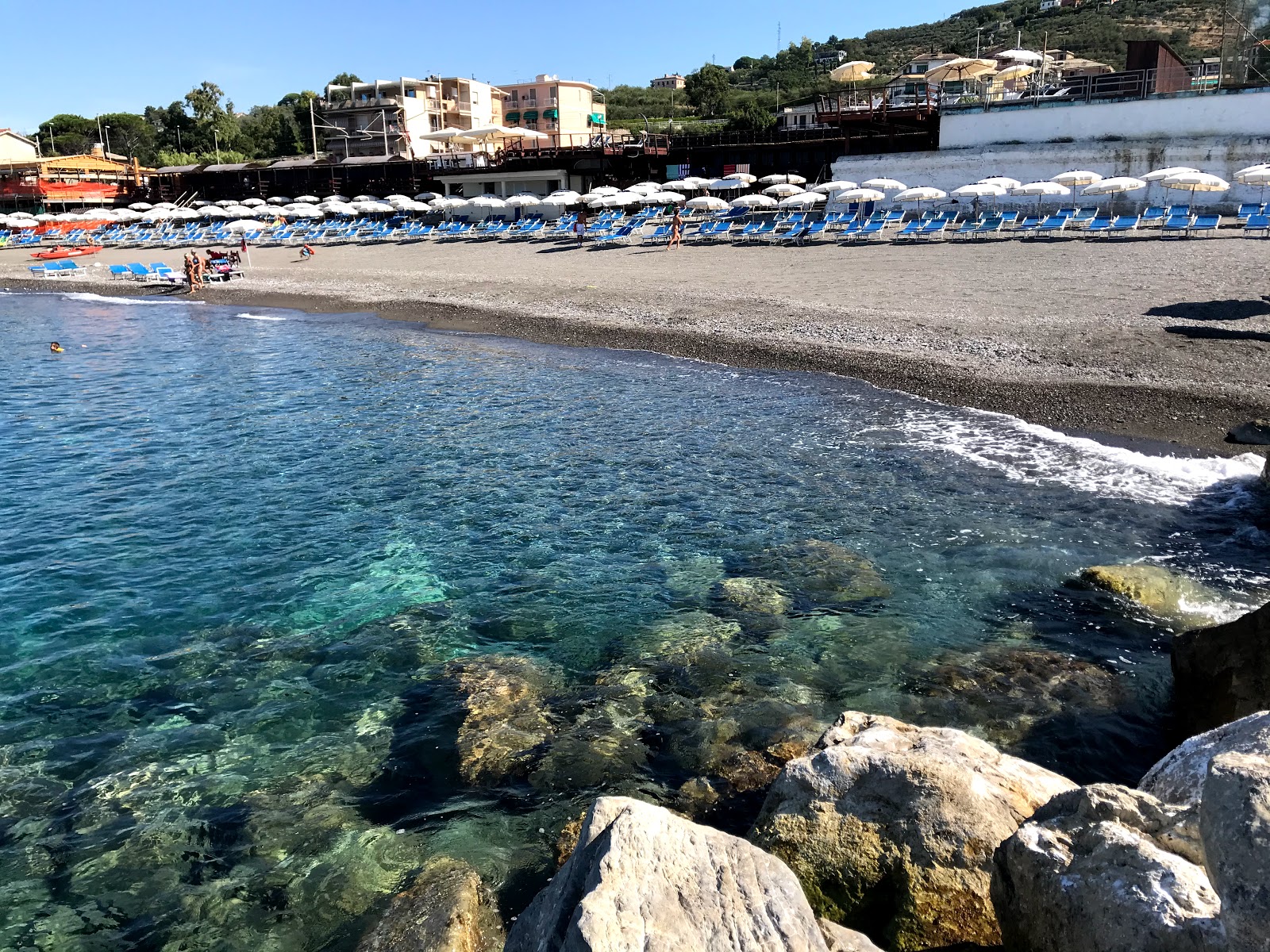 Foto di Spiaggia Lavagna con una superficie del piccoli ciottoli marroni