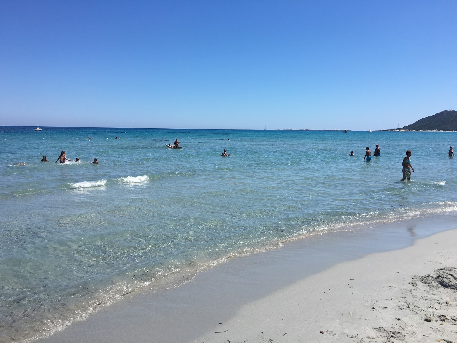 Foto de Playa de Capo Comino N con agua cristalina superficie