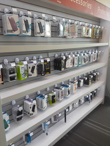 Cell Phone Store «Verizon Authorized Retailer - A Wireless», reviews and photos, 339 Gateway Dr, Brooklyn, NY 11239, USA