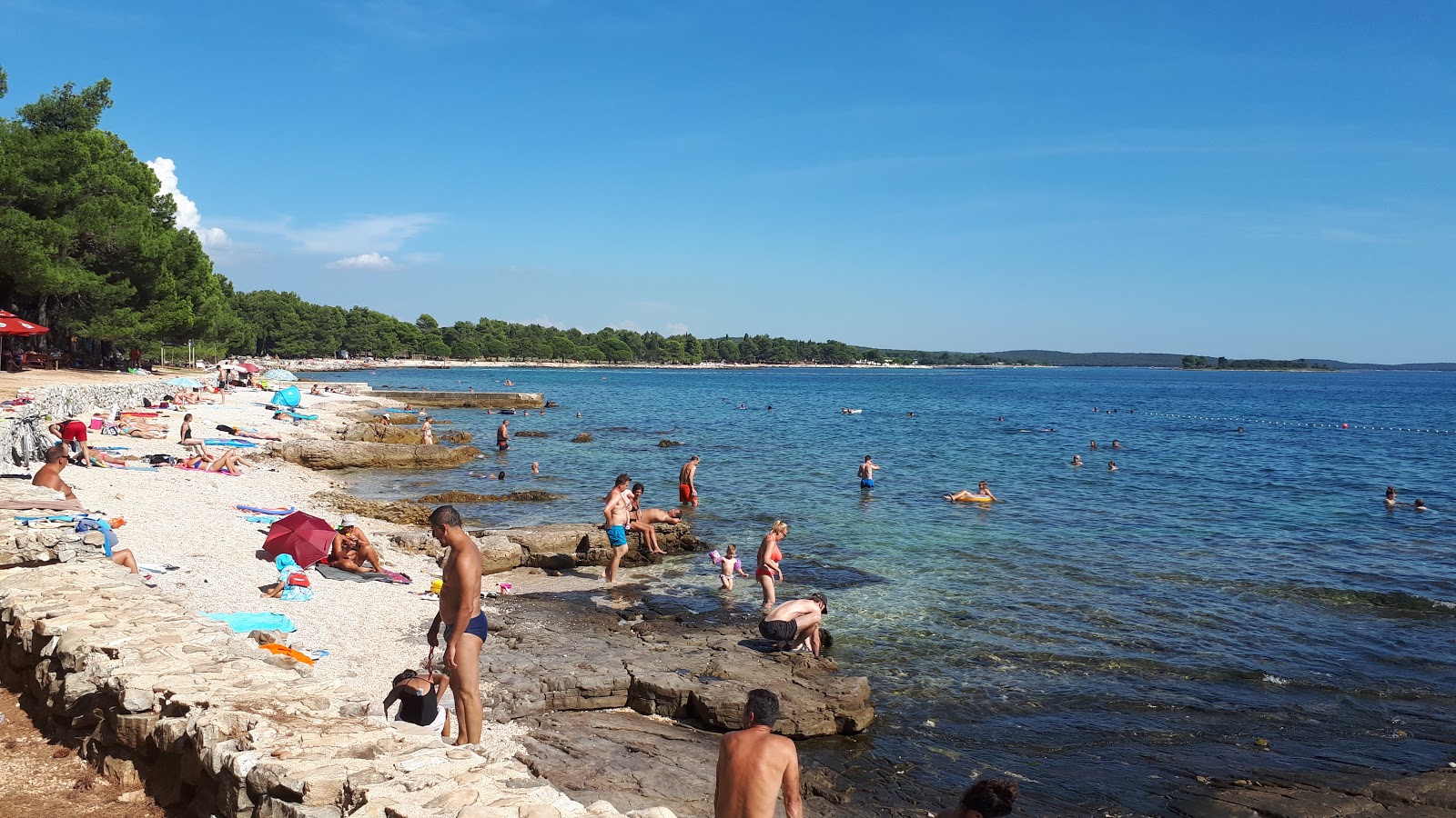 Foto von Cuvi beach und die siedlung