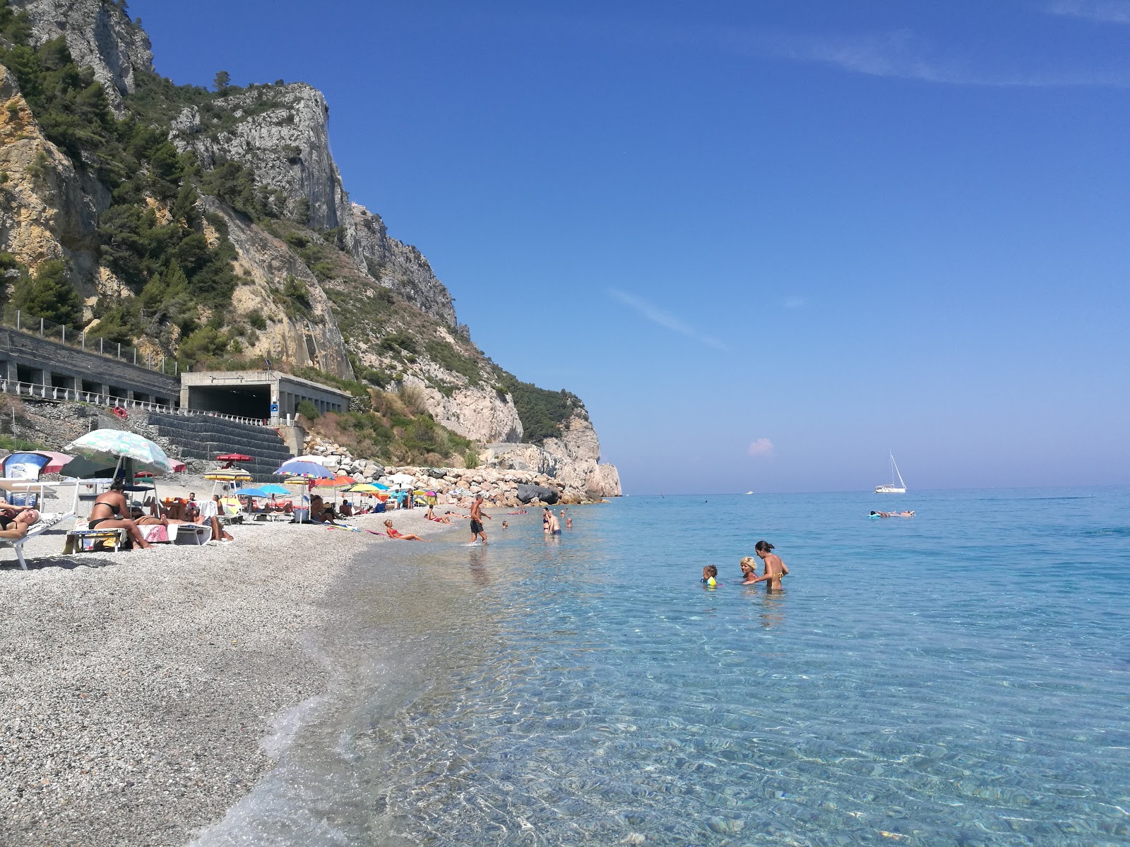 Spiaggia del Malpasso'in fotoğrafı koyu i̇nce çakıl yüzey ile