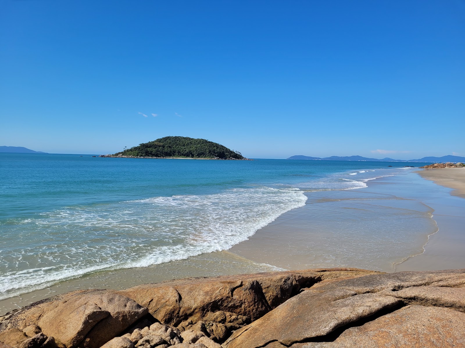 Foto von Praia de Fora mit feiner beiger sand Oberfläche