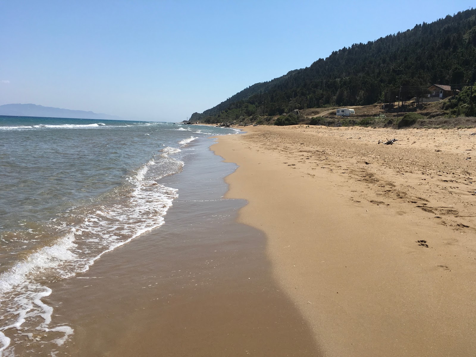 Foto de Mathraki Beach con arena beige superficie