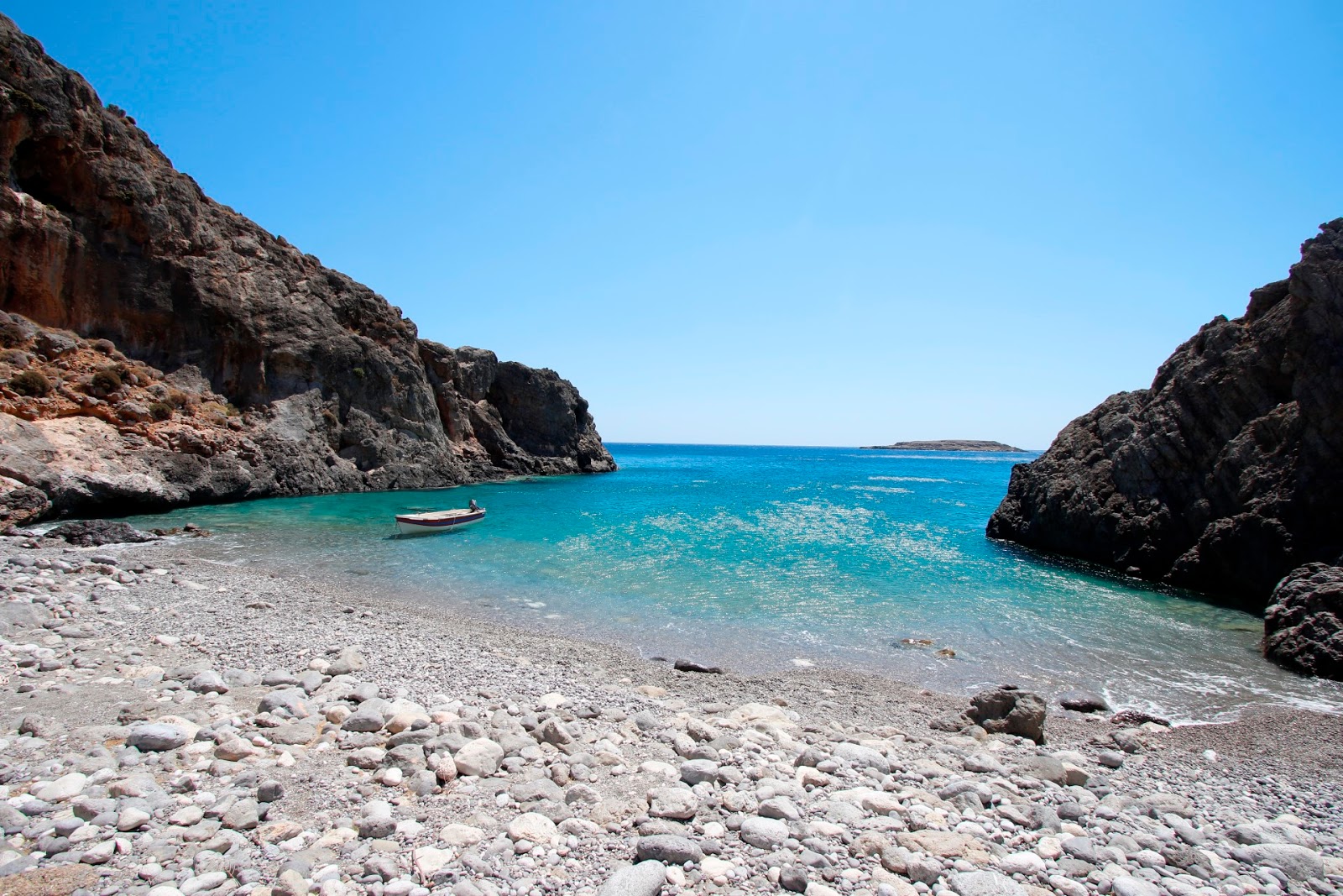 Foto av Agia Irini beach med lätt sten yta