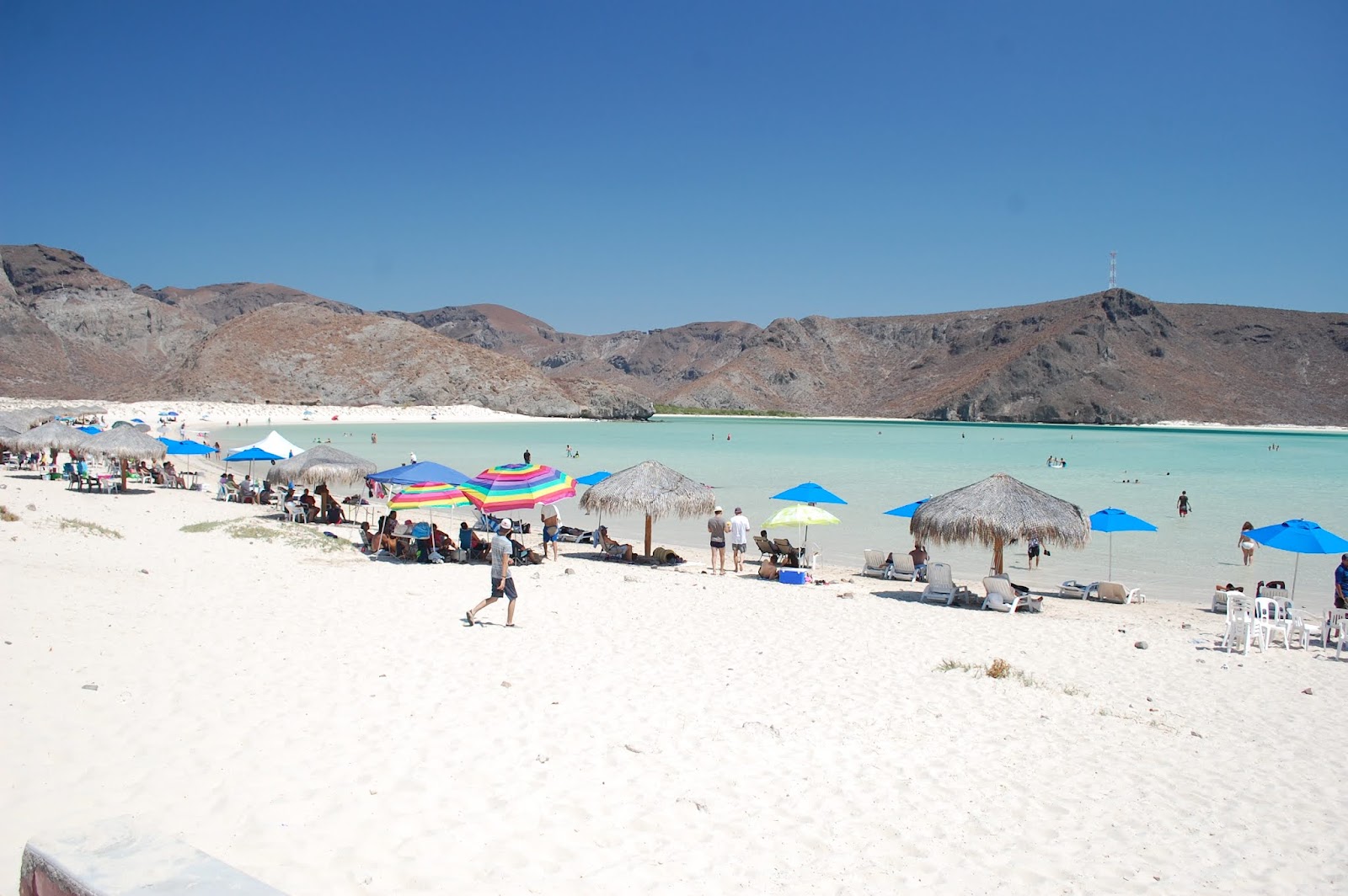 Photo de Playa Balandra entouré de montagnes
