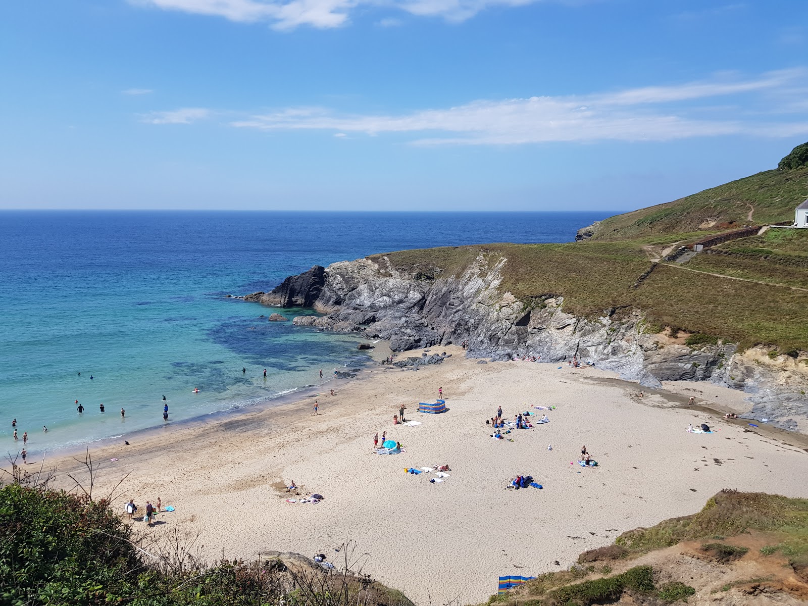 Photo de Polurrian beach avec plusieurs moyennes baies