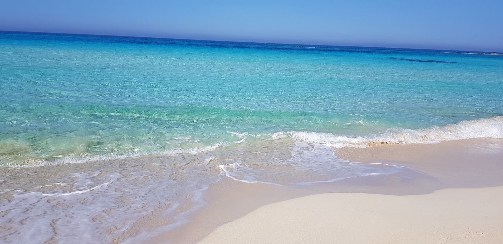 Foto de Marsa Baghush Beach - lugar popular entre os apreciadores de relaxamento