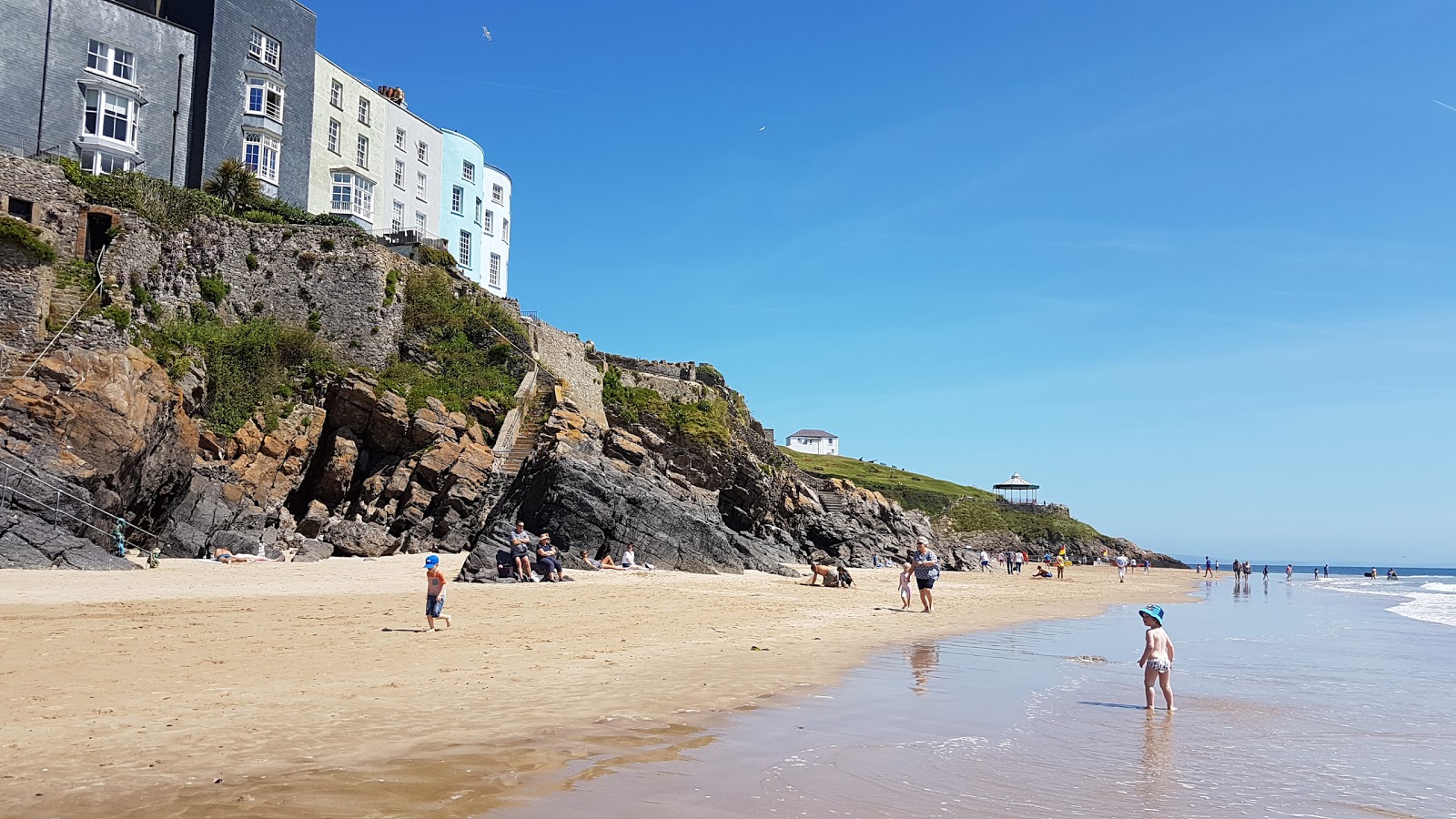 Photo de Tenby North beach avec l'eau cristalline de surface