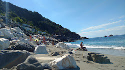 Photo de Camping Framura Beach protégé par des falaises