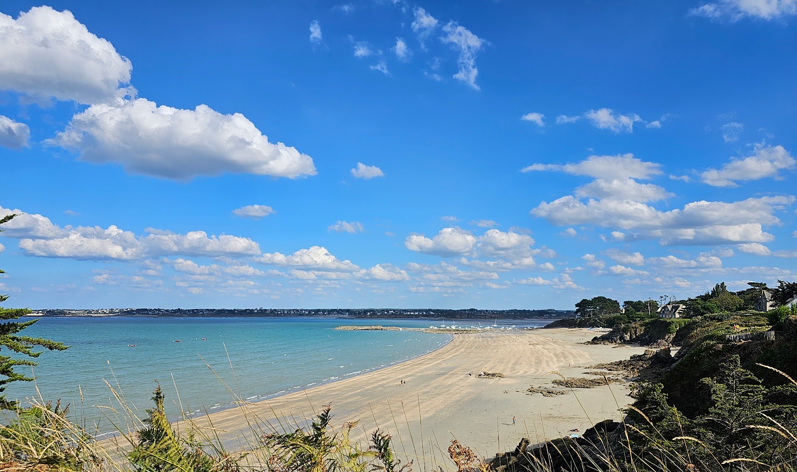 Foto von Plage de la Pissotte mit beiger sand Oberfläche